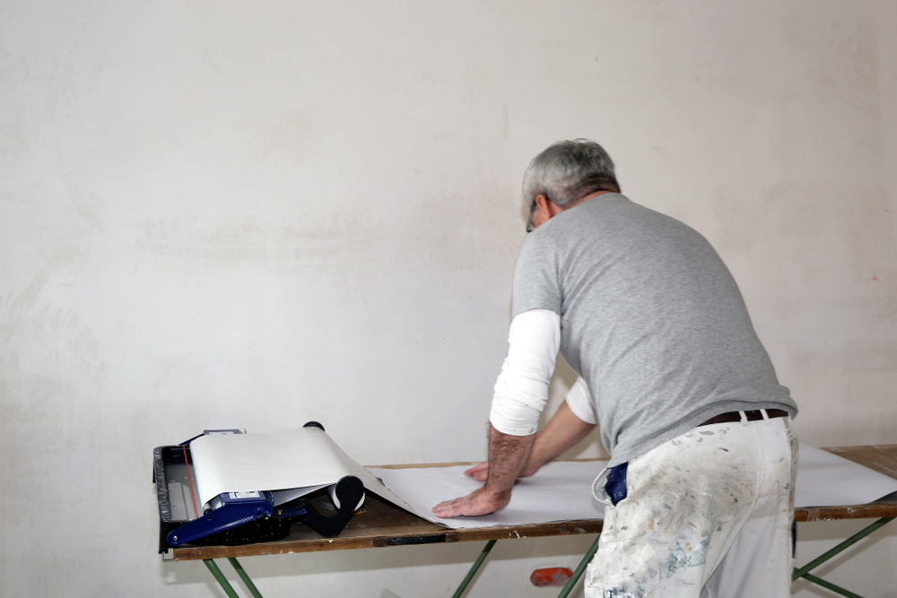 Renovlies aanbrengen in Nieuwegein. Ontdek de materialen en beste techniek om te behangen met renovlies behang.